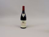 une bouteille de vin à côté d'un verre de vin