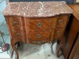 une commode en marbre exposée dans un magasin