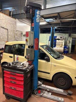 une voiture jaune garée dans un garage
