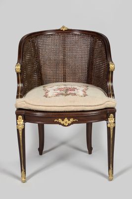 une image représentant une chaise sur laquelle est posé un coussin