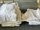 une pile de serviettes pliées posée par terre à côté d'une chaise