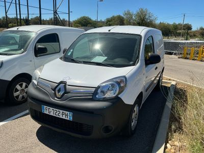 deux camionnettes garées l'une à côté de l'autre dans un parking