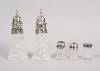 Paire de salerons en verre taillé et bouchons en métal argen…