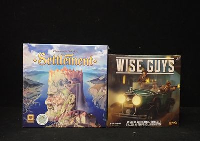 deux livres posés sur une table