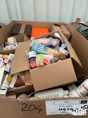 une boîte en carton remplie d'objets hétéroclites