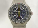 une montre en argent avec un cadran bleu et une trotteuse jaune