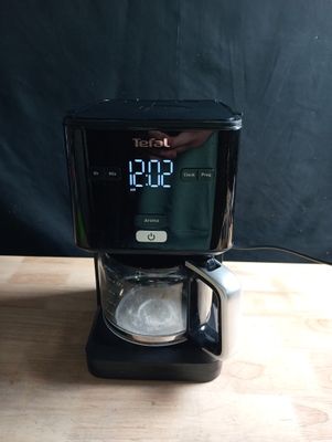 une cafetière noire équipée d'une horloge numérique