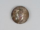 une pièce d'argent sur laquelle figure une femme