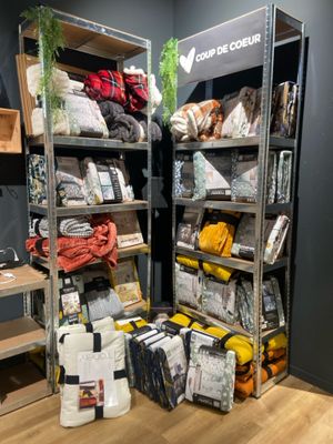 de nombreux articles différents sur les rayons du magasin