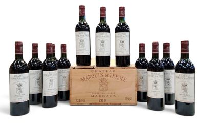 six bouteilles de vin rouge dans une caisse en bois sur fond blanc
