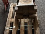 une palette en bois sur laquelle repose un objet métallique