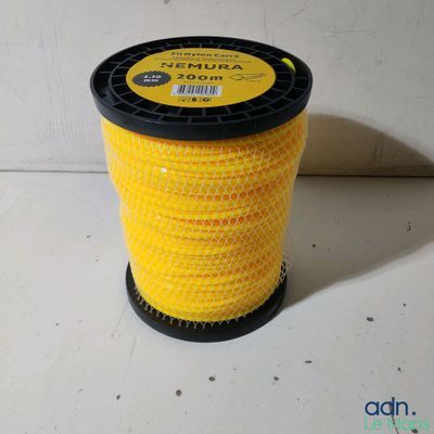 un gros plan d'une bobine de fil jaune posée sur une surface blanche