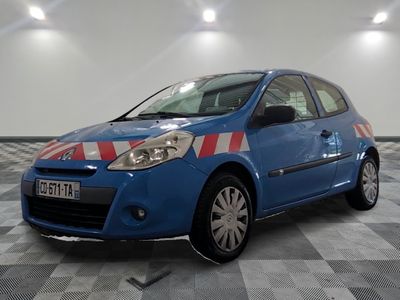 la photo d'une petite voiture bleue garée dans un garage
