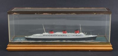 une maquette de bateau dans une vitrine