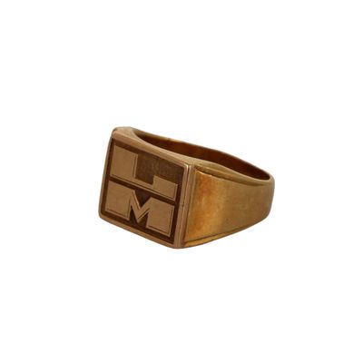 une image représentant une bague en or sur laquelle figure la lettre « m »