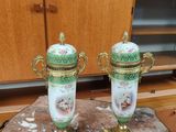 deux vases posés sur une table en marbre dans une pièce