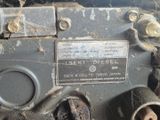 un gros plan d'un vieux moteur diesel posé au sol