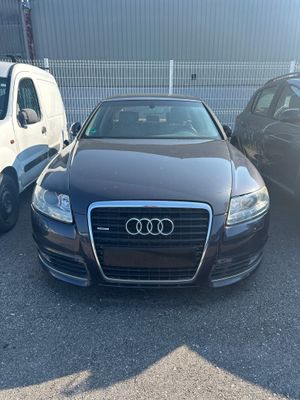 Une Audi est garée sur un parking, à côté d'autres voitures