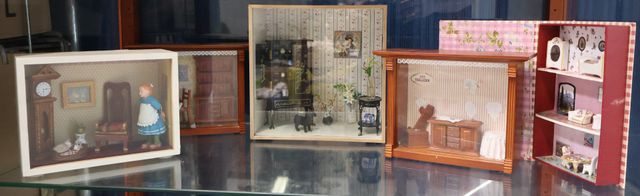 Diorama. Lot de 5 compositions miniatures, dans une vitrine en bo...