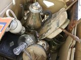 une boîte remplie de vieux objets, posée par terre