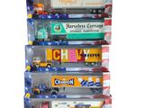 Plusieurs camions miniatures sont empilés les uns sur les autres dans une vitrine.