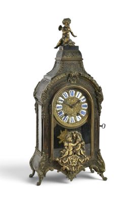 une horloge posée sur une table