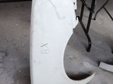 une trace de peinture blanche sur le capot d'une voiture