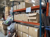 de nombreux cartons et boîtes sur les étagères de l'entrepôt