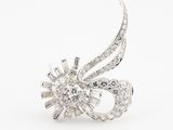 gros plan d'une broche avec des diamants sur un fond blanc