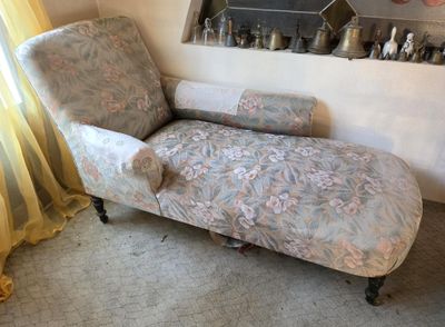 an image of a chaise lounger in a living room
