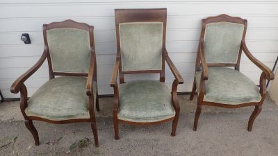 Ensemble comprenant une paire de fauteuils à dossier chantou…