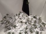 une pile de sacs de fleurs et une cravate accrochée au mur