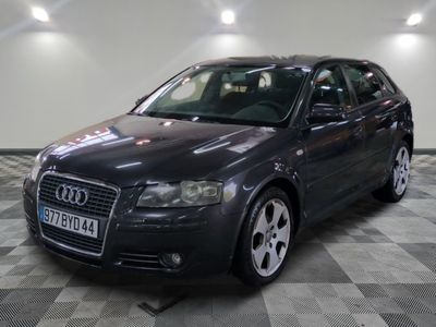 une image d'une audi wagon noire garée dans un garage