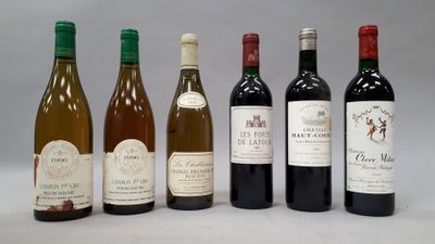 plusieurs bouteilles de vin sont alignées dans une rangée