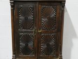 une vieille armoire en bois avec quatre tiroirs et une porte