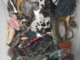 un sac rempli d'objets divers posé sur une table
