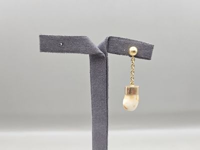 gros plan d'une paire de boucles d'oreilles sur un support