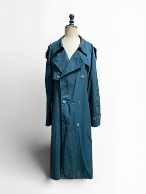 une photo d'un trench-coat bleu sur un mannequin