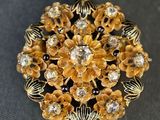 une photo en gros plan d'une broche posée sur une table