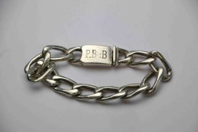 un gros plan d'un bracelet en argent orné d'une chaîne