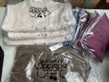 une pile de vêtements posée sur une table