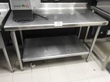 une table de travail en acier inoxydable équipée d'un élément chauffant sur le dessus