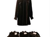 une chemise et un pantalon en velours noir suspendus à un cintre