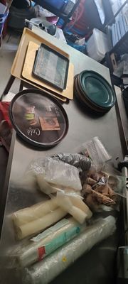 Ensemble plateaux et accessoires (couverts, verres.