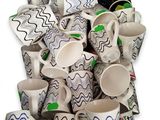 une pile de tasses à café et de mugs posée sur une table