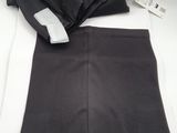 une chemise en noir et blanc et une jupe en noir et blanc
