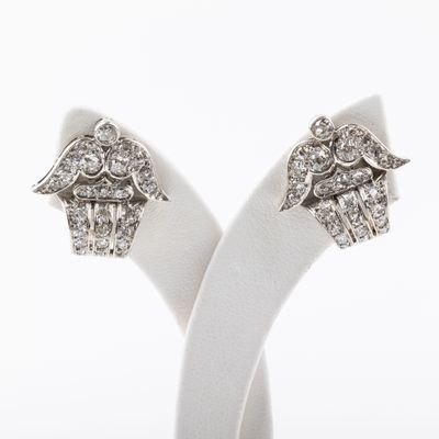 une photo d'une paire de boucles d'oreilles en or blanc et diamants