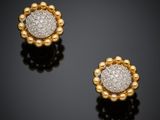 une paire de boucles d'oreilles en diamant et or