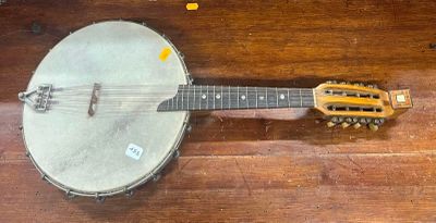 un banjo posé sur une table en bois