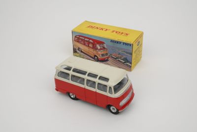 un petit bus rouge et blanc avec une caisse sur le côté